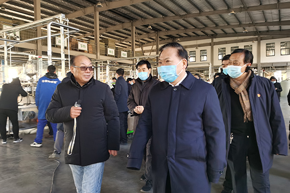 2三門峽市劉南昌書記，率市區(qū)縣負(fù)責(zé)人近100人，蒞臨中威廠區(qū)參觀指導(dǎo)