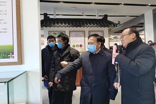 3三門峽市劉南昌書記，率市區(qū)縣負(fù)責(zé)人近100人，蒞臨中威廠區(qū)參觀指導(dǎo)